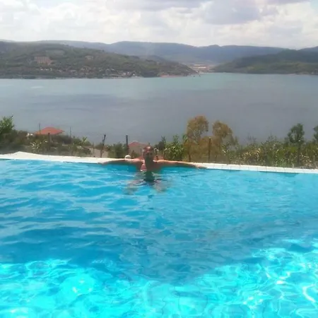 Family And Friends Pool House Nyaraló