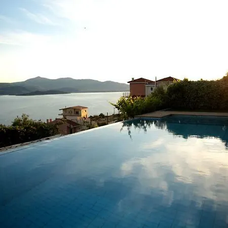 Family And Friends Pool House *