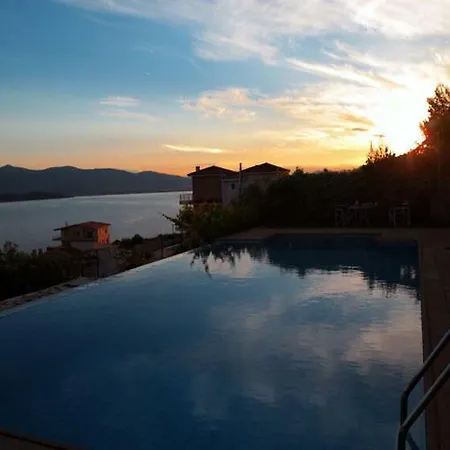Family And Friends Pool House *