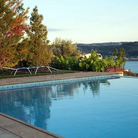 Nyaraló Family And Friends Pool House Malesina