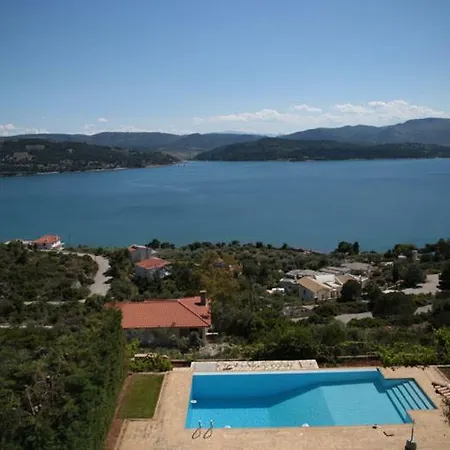 Family And Friends Pool House Nyaraló