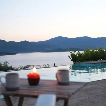 Family And Friends Pool House * Malesina